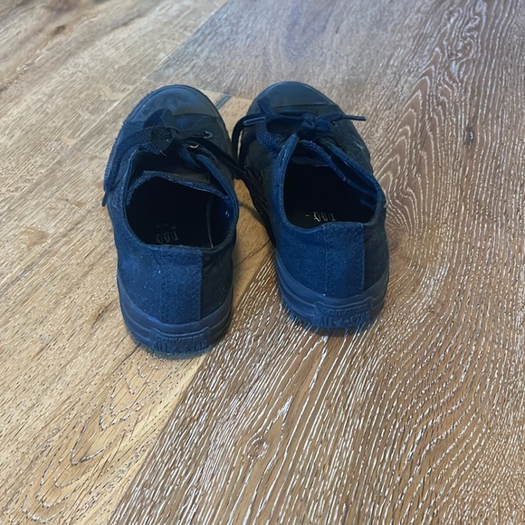 Kid size 2 black on black converse - Picture 2 of 3